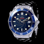 นาฬิกา Omega "Unpolished" Seamaster Casino Royale James Bond Limited Edition Co-Axial หน้าปัดสีกรมท่า เกลียวกระสุน ขอบฟิล์มเดิม ตัวเรือนไม่เคยขัด สายเหล็กแท้ กล่อง ใบครบ นาฬิกาปี2006 Automatic ขนาด 41 mm
