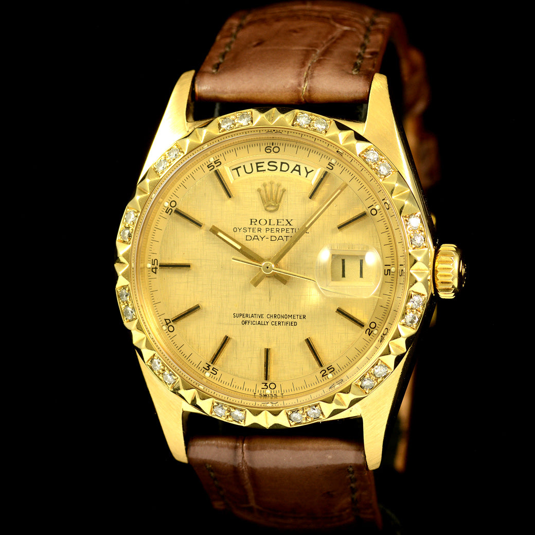 นาฬิกา Rolex Day-Date Ref.1803 หน้าปัดลายผ้าสีทอง ขอบทองคำพีระมิด18Kประดับเพชร(ทำใหม่) ตัวเรือนทองคำ18K นาฬิกาปี1968 Automatic ขนาด 36 mm