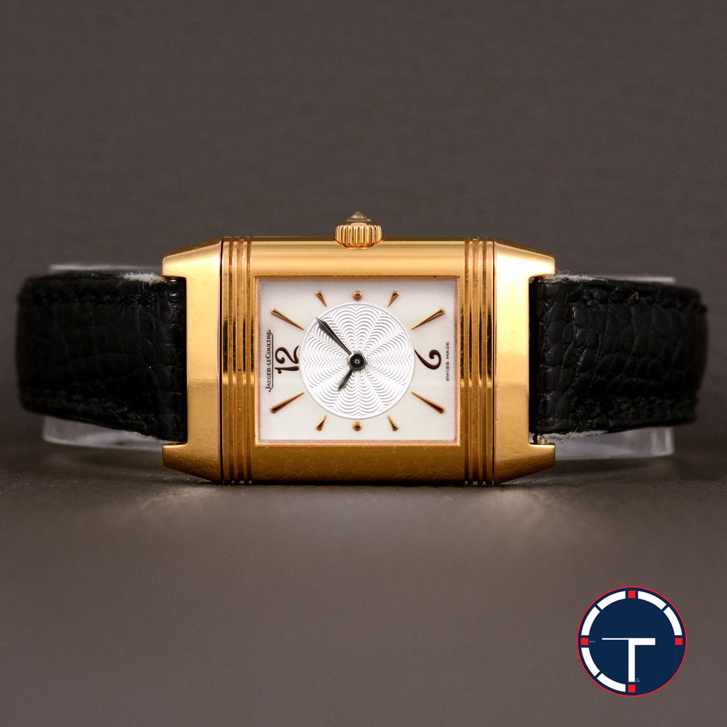 นาฬิกา Jaeger-Lecoultre "Unpolished" Reverso Duoface Ref.266.244 หน้าที่1หน้าปัดมุกวงตรงกลางกิโยเช่(Guilloché) และหน้าที่2หน้าปัดมุก ขอบประดับเพชร ตัวเรือนทองคำ18K"ไม่เคยขัด" สายหนังแท้ หัวเข็มขัดแท้ ไขลาน ขนาด 21x33 mm