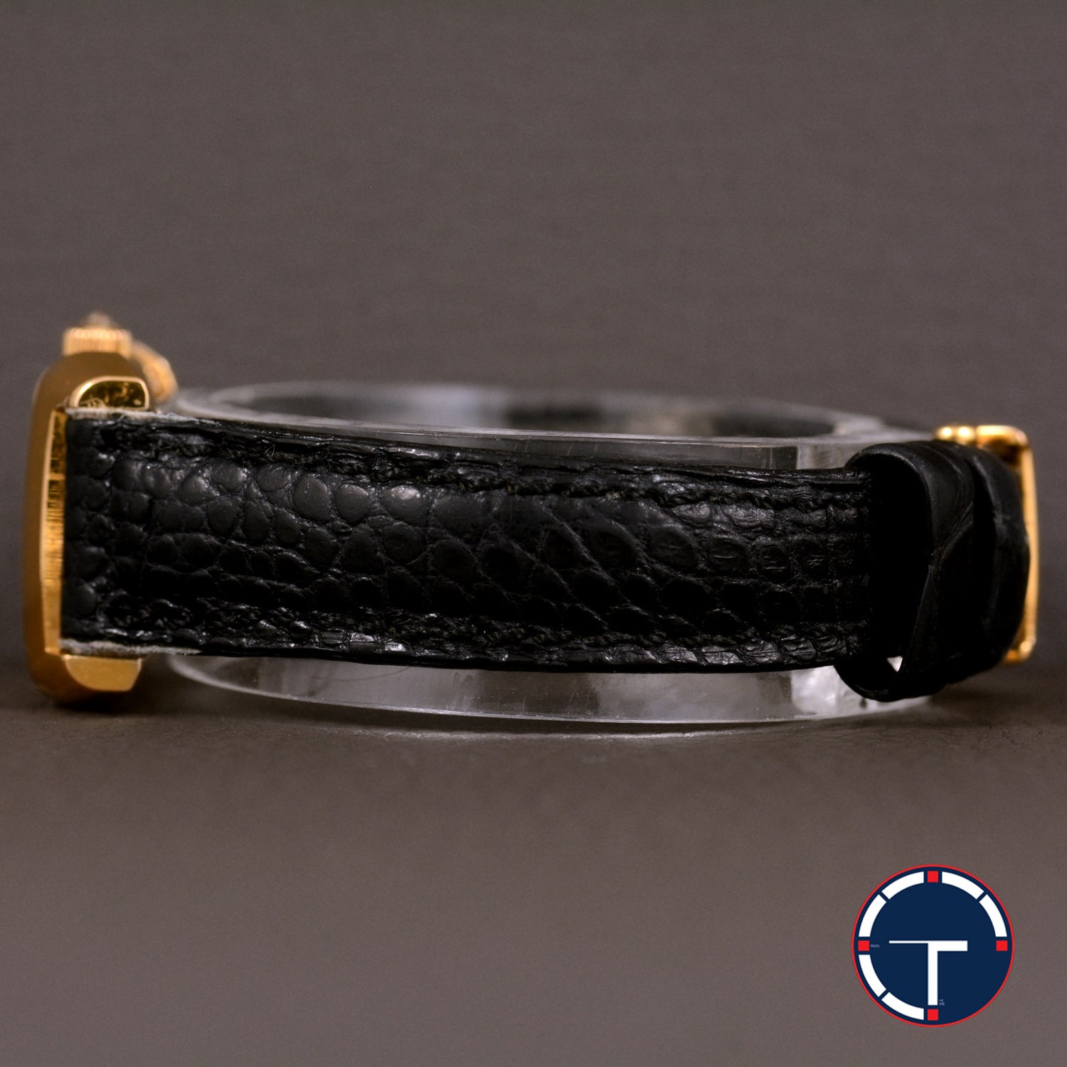 นาฬิกา Jaeger-Lecoultre "Unpolished" Reverso Duoface Ref.266.244 หน้าที่1หน้าปัดมุกวงตรงกลางกิโยเช่(Guilloché) และหน้าที่2หน้าปัดมุก ขอบประดับเพชร ตัวเรือนทองคำ18K"ไม่เคยขัด" สายหนังแท้ หัวเข็มขัดแท้ ไขลาน ขนาด 21x33 mm