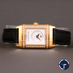 นาฬิกา Jaeger-Lecoultre "Unpolished" Reverso Duoface Ref.266.244 หน้าที่1หน้าปัดมุกวงตรงกลางกิโยเช่(Guilloché) และหน้าที่2หน้าปัดมุก ขอบประดับเพชร ตัวเรือนทองคำ18K"ไม่เคยขัด" สายหนังแท้ หัวเข็มขัดแท้ ไขลาน ขนาด 21x33 mm
