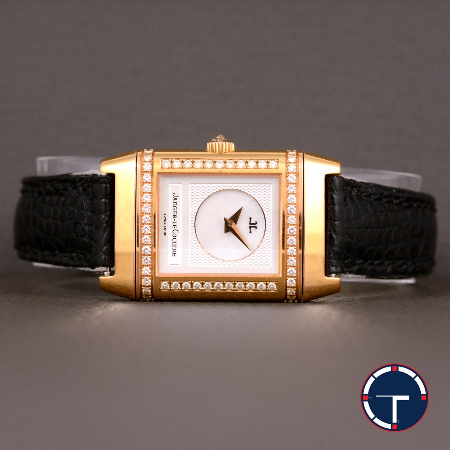 นาฬิกา Jaeger-Lecoultre "Unpolished" Reverso Duoface Ref.266.244 หน้าที่1หน้าปัดมุกวงตรงกลางกิโยเช่(Guilloché) และหน้าที่2หน้าปัดมุก ขอบประดับเพชร ตัวเรือนทองคำ18K"ไม่เคยขัด" สายหนังแท้ หัวเข็มขัดแท้ ไขลาน ขนาด 21x33 mm