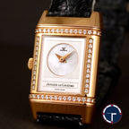 นาฬิกา Jaeger-Lecoultre "Unpolished" Reverso Duoface Ref.266.244 หน้าที่1หน้าปัดมุกวงตรงกลางกิโยเช่(Guilloché) และหน้าที่2หน้าปัดมุก ขอบประดับเพชร ตัวเรือนทองคำ18K"ไม่เคยขัด" สายหนังแท้ หัวเข็มขัดแท้ ไขลาน ขนาด 21x33 mm