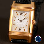 นาฬิกา Jaeger-Lecoultre "Unpolished" Reverso Duoface Ref.266.244 หน้าที่1หน้าปัดมุกวงตรงกลางกิโยเช่(Guilloché) และหน้าที่2หน้าปัดมุก ขอบประดับเพชร ตัวเรือนทองคำ18K"ไม่เคยขัด" สายหนังแท้ หัวเข็มขัดแท้ ไขลาน ขนาด 21x33 mm