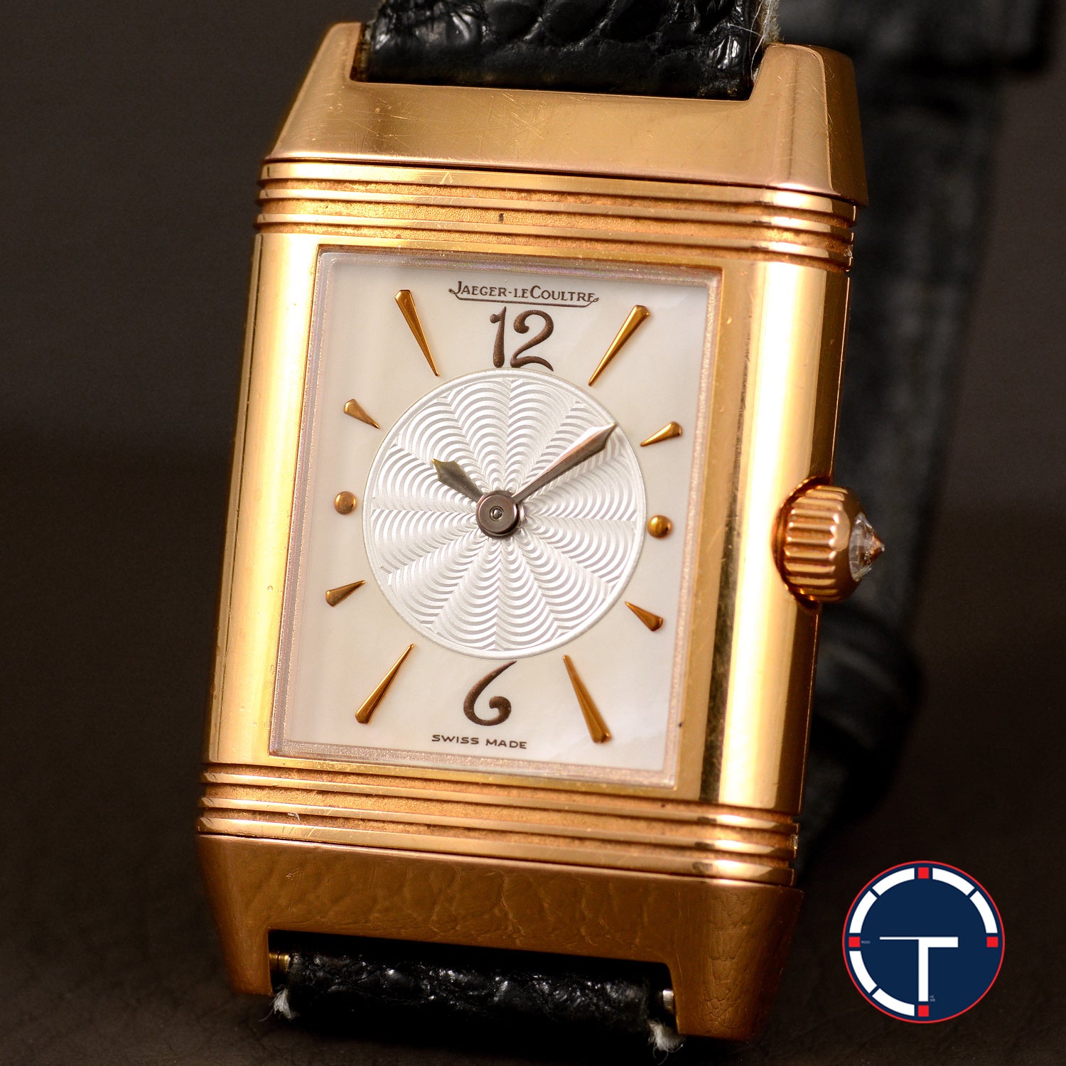 นาฬิกา Jaeger-Lecoultre "Unpolished" Reverso Duoface Ref.266.244 หน้าที่1หน้าปัดมุกวงตรงกลางกิโยเช่(Guilloché) และหน้าที่2หน้าปัดมุก ขอบประดับเพชร ตัวเรือนทองคำ18K"ไม่เคยขัด" สายหนังแท้ หัวเข็มขัดแท้ ไขลาน ขนาด 21x33 mm