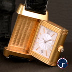 นาฬิกา Jaeger-Lecoultre "Unpolished" Reverso Duoface Ref.266.244 หน้าที่1หน้าปัดมุกวงตรงกลางกิโยเช่(Guilloché) และหน้าที่2หน้าปัดมุก ขอบประดับเพชร ตัวเรือนทองคำ18K"ไม่เคยขัด" สายหนังแท้ หัวเข็มขัดแท้ ไขลาน ขนาด 21x33 mm
