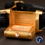 นาฬิกา Jaeger-Lecoultre "Unpolished" Reverso Duoface Ref.266.244 หน้าที่1หน้าปัดมุกวงตรงกลางกิโยเช่(Guilloché) และหน้าที่2หน้าปัดมุก ขอบประดับเพชร ตัวเรือนทองคำ18K"ไม่เคยขัด" สายหนังแท้ หัวเข็มขัดแท้ ไขลาน ขนาด 21x33 mm
