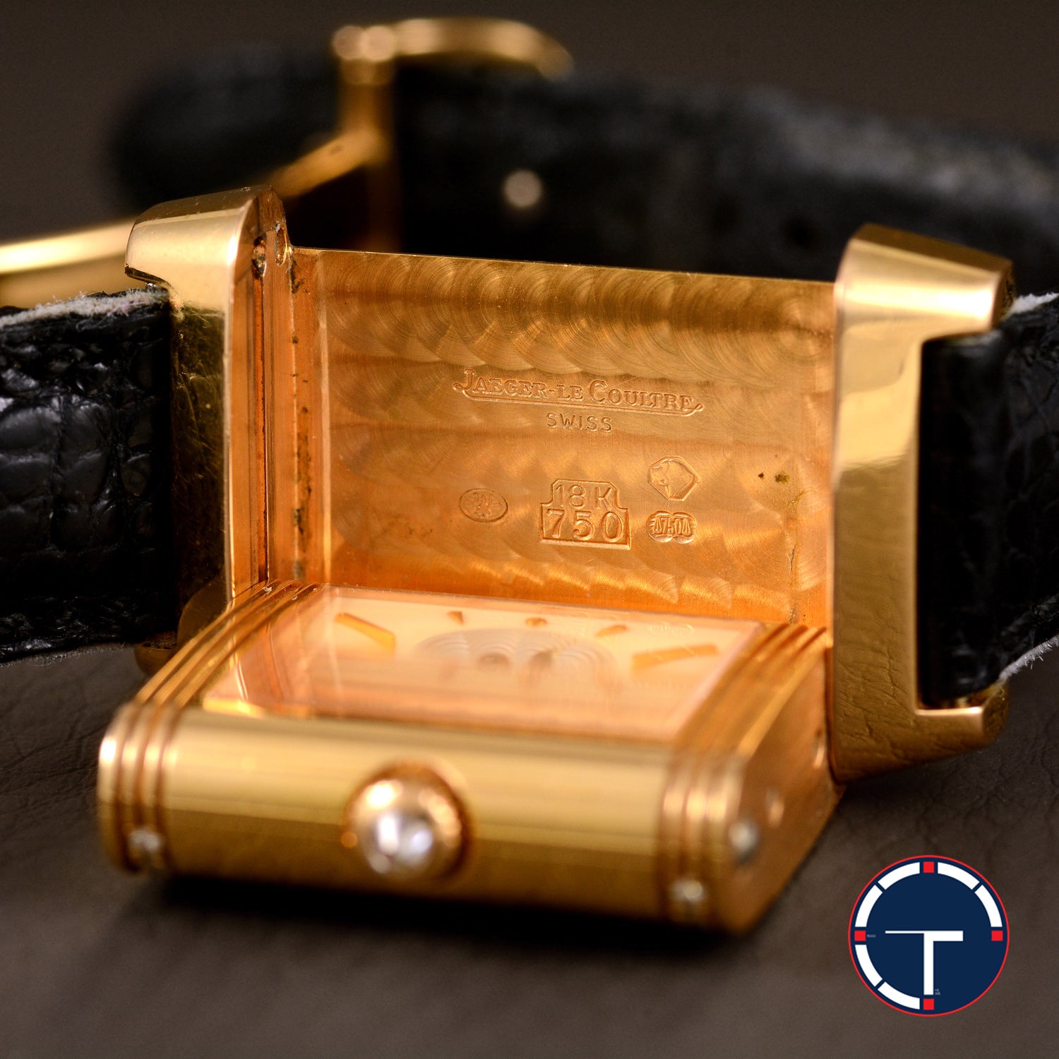 นาฬิกา Jaeger-Lecoultre "Unpolished" Reverso Duoface Ref.266.244 หน้าที่1หน้าปัดมุกวงตรงกลางกิโยเช่(Guilloché) และหน้าที่2หน้าปัดมุก ขอบประดับเพชร ตัวเรือนทองคำ18K"ไม่เคยขัด" สายหนังแท้ หัวเข็มขัดแท้ ไขลาน ขนาด 21x33 mm