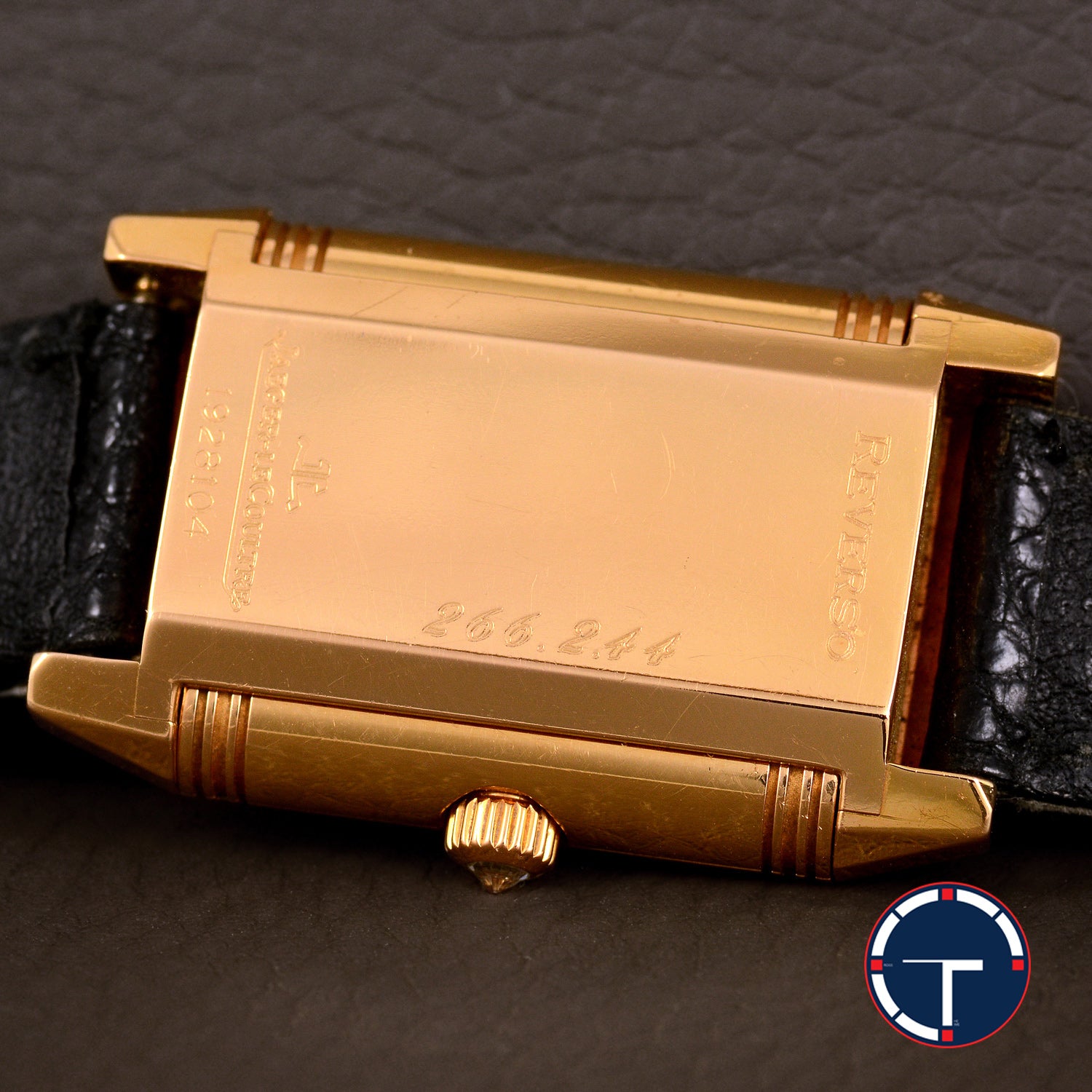 นาฬิกา Jaeger-Lecoultre "Unpolished" Reverso Duoface Ref.266.244 หน้าที่1หน้าปัดมุกวงตรงกลางกิโยเช่(Guilloché) และหน้าที่2หน้าปัดมุก ขอบประดับเพชร ตัวเรือนทองคำ18K"ไม่เคยขัด" สายหนังแท้ หัวเข็มขัดแท้ ไขลาน ขนาด 21x33 mm