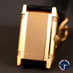 นาฬิกา Jaeger-Lecoultre "Unpolished" Reverso Duoface Ref.266.244 หน้าที่1หน้าปัดมุกวงตรงกลางกิโยเช่(Guilloché) และหน้าที่2หน้าปัดมุก ขอบประดับเพชร ตัวเรือนทองคำ18K"ไม่เคยขัด" สายหนังแท้ หัวเข็มขัดแท้ ไขลาน ขนาด 21x33 mm