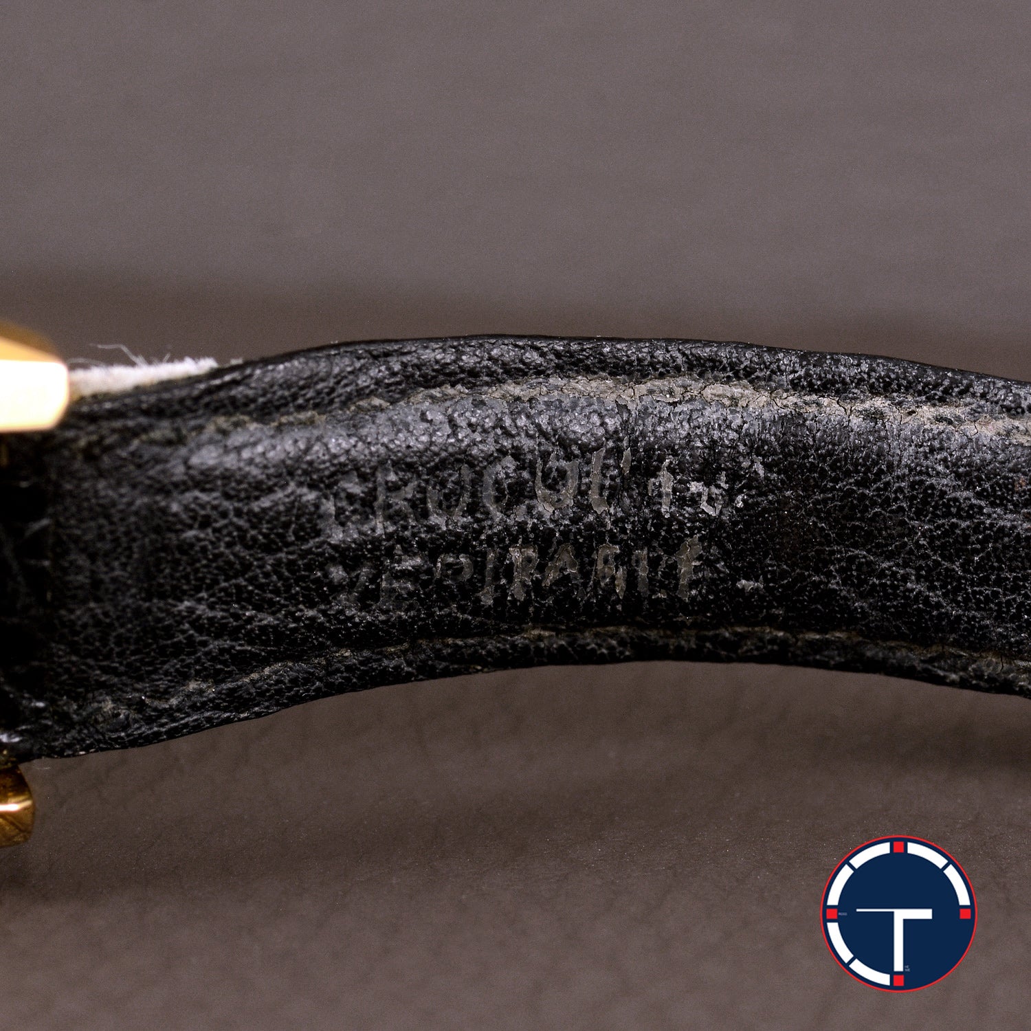 นาฬิกา Jaeger-Lecoultre "Unpolished" Reverso Duoface Ref.266.244 หน้าที่1หน้าปัดมุกวงตรงกลางกิโยเช่(Guilloché) และหน้าที่2หน้าปัดมุก ขอบประดับเพชร ตัวเรือนทองคำ18K"ไม่เคยขัด" สายหนังแท้ หัวเข็มขัดแท้ ไขลาน ขนาด 21x33 mm