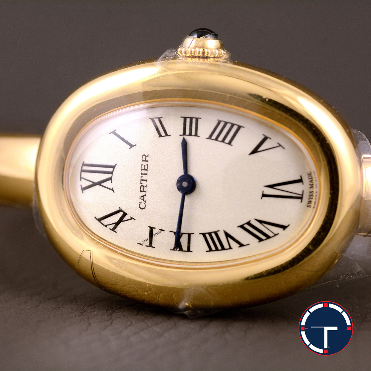 นาฬิกา Cartier Baignoire de Cartier 18K Yellow Gold หน้าปัดสีครีม หลักชั่วโมงเลขโรมัน ตัวเรือนและสายทองคำ18K กล่อง+ใบ นาฬิกาปี2026 Quartz ขนาด 31.4x23.1 mm Size S