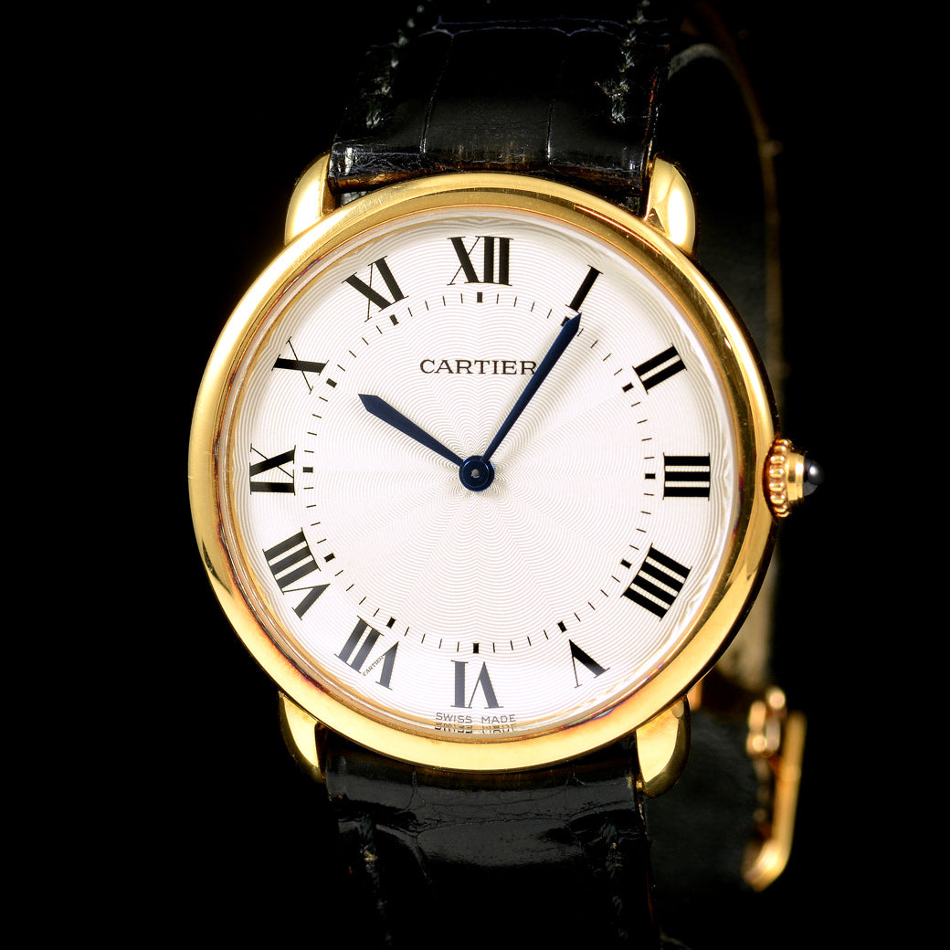 นาฬิกา Cartier "Unpolished" Ronde Louis Ref.0900 Yellow Gold18K หน้าปัดสีขาว หลักชั่วโมงเลขโรมัน ตัวเรือนทองคำ18K สายหนังแท้ หัวเข็มขัดแท้ ไขลาน(Manual Winding) ขนาด 34 mm