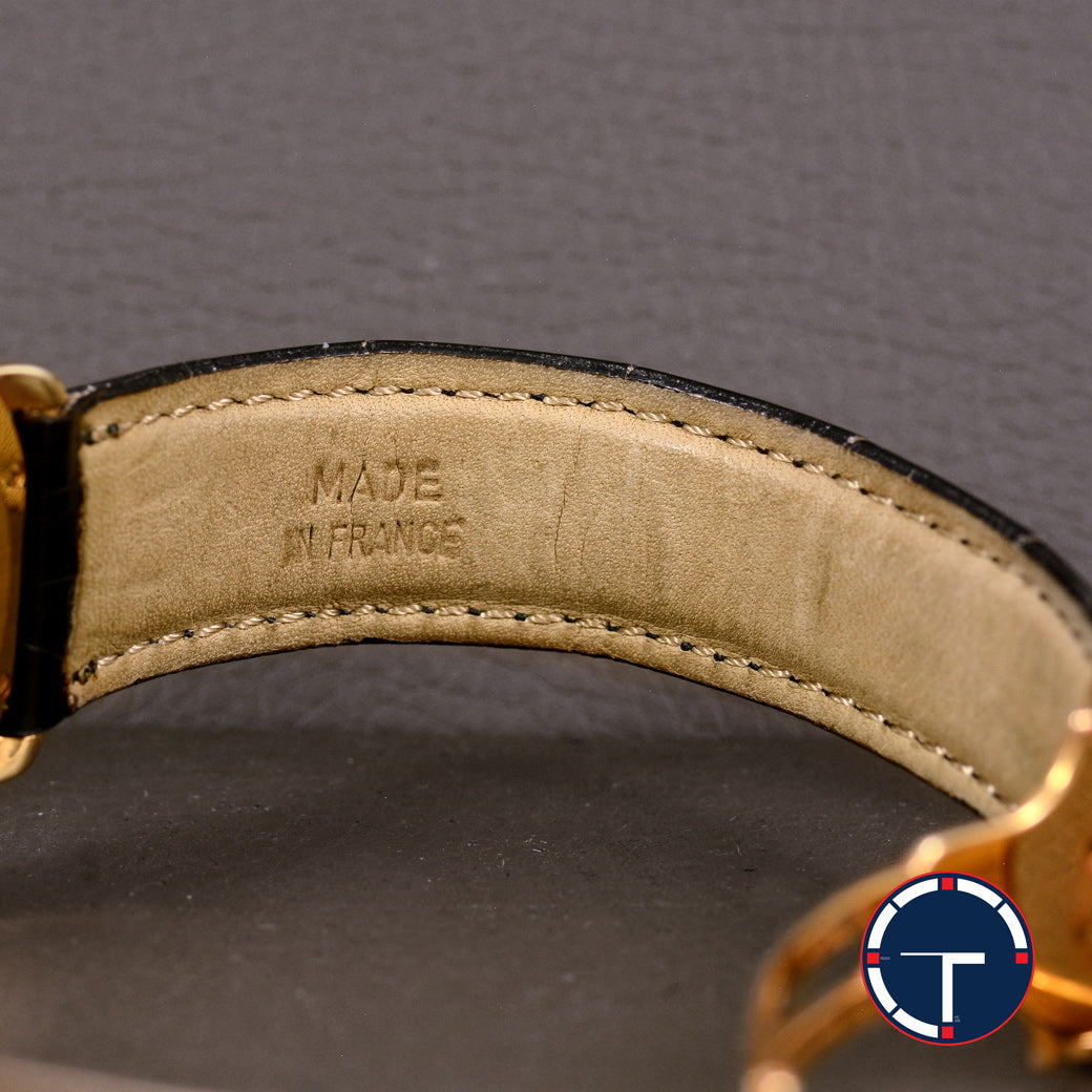 นาฬิกา Cartier "Unpolished" Ronde Louis Ref.0900 Yellow Gold18K หน้าปัดสีขาว หลักชั่วโมงเลขโรมัน ตัวเรือนทองคำ18K สายหนังแท้ หัวเข็มขัดแท้ ไขลาน(Manual Winding) ขนาด 34 mm