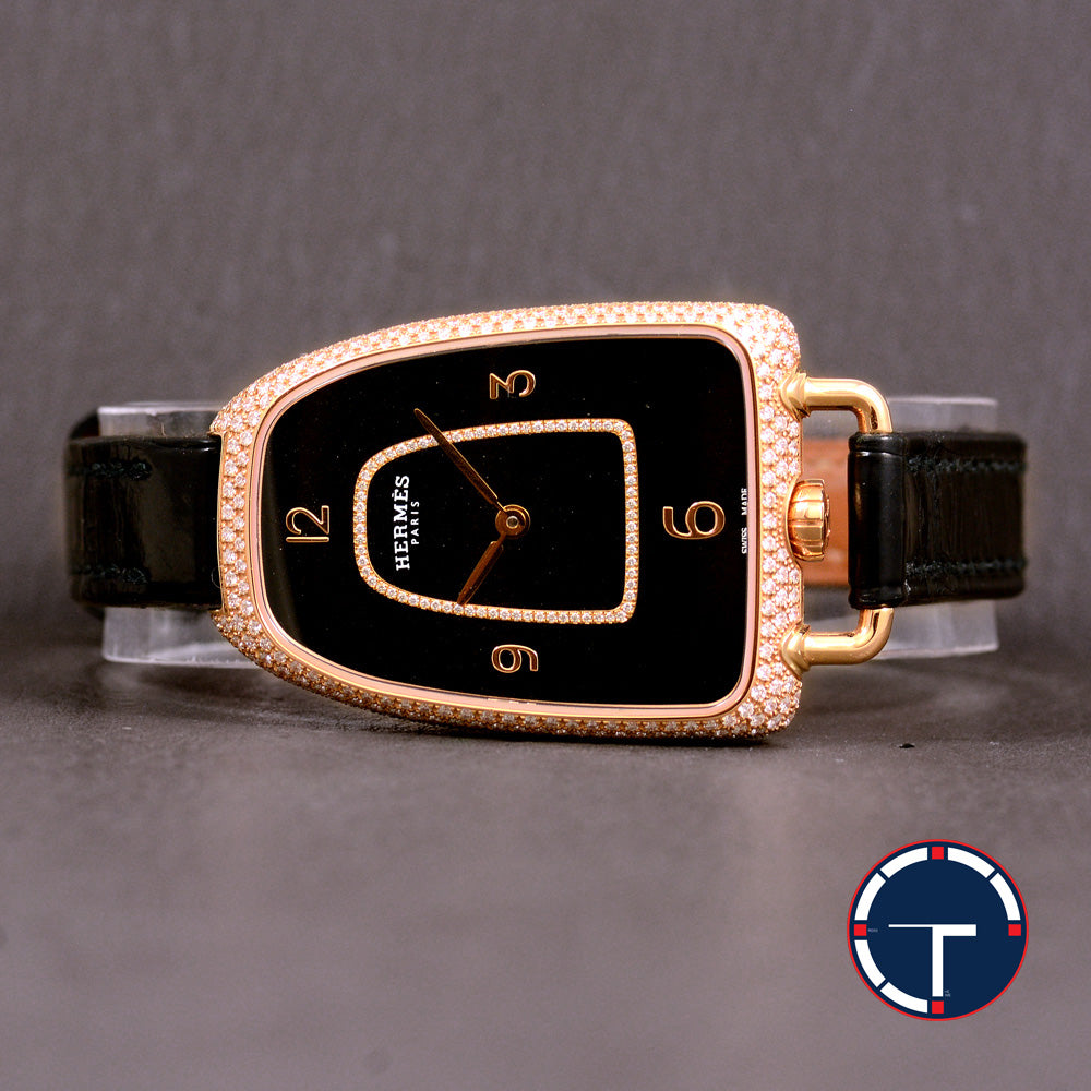 นาฬิกา Hermes Galop d'Hermès หน้าปัดหินOnyx ตัวเรือนทองชมพู18K ฝั่งเพชรหน้าปัด72เม็ด รอบตัวเรือน412เม็ด สายหนังจระเข้Hermes หัวเข็มขัดแท้ มีกล่อง Quartz ขนาด 40x26 mm