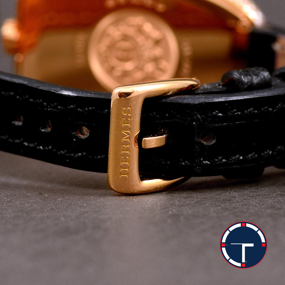นาฬิกา Hermes Galop d'Hermès หน้าปัดหินOnyx ตัวเรือนทองชมพู18K ฝั่งเพชรหน้าปัด72เม็ด รอบตัวเรือน412เม็ด สายหนังจระเข้Hermes หัวเข็มขัดแท้ มีกล่อง Quartz ขนาด 40x26 mm