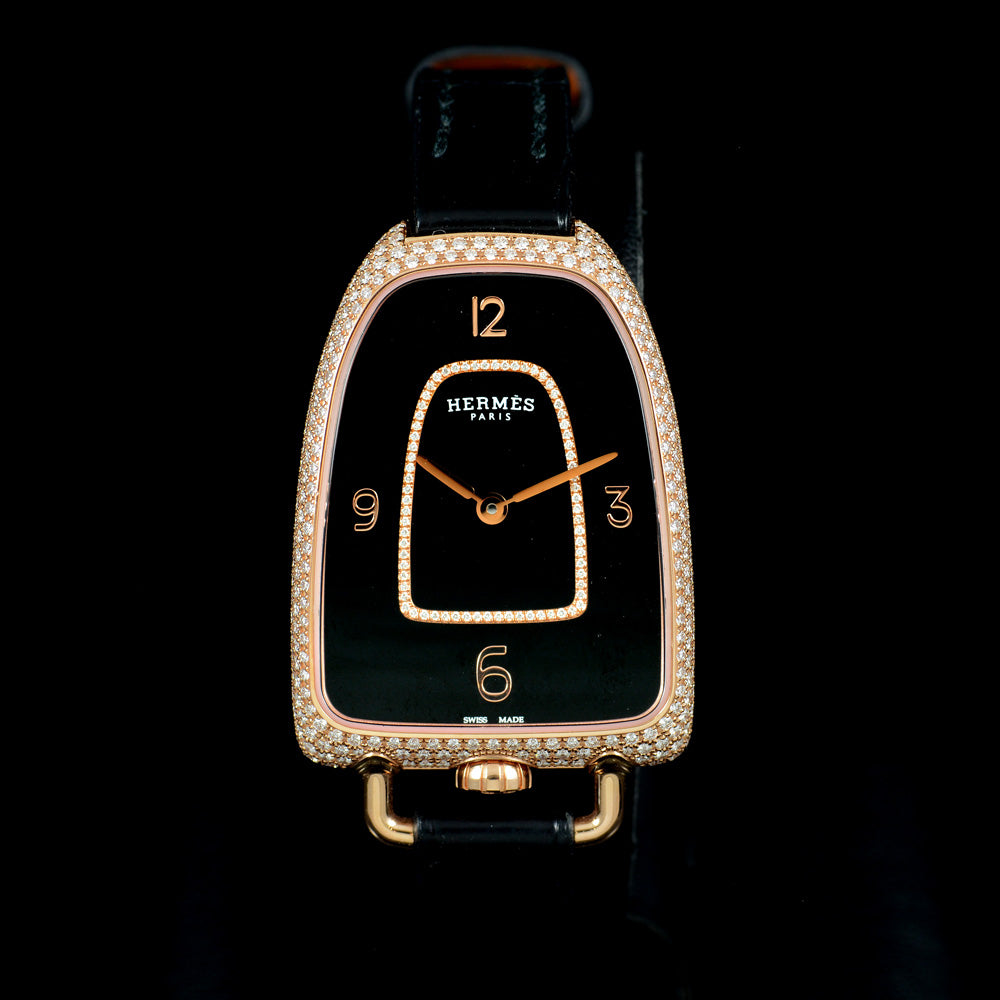นาฬิกา Hermes Galop d'Hermès หน้าปัดหินOnyx ตัวเรือนทองชมพู18K ฝั่งเพชรหน้าปัด72เม็ด รอบตัวเรือน412เม็ด สายหนังจระเข้Hermes หัวเข็มขัดแท้ มีกล่อง Quartz ขนาด 40x26 mm