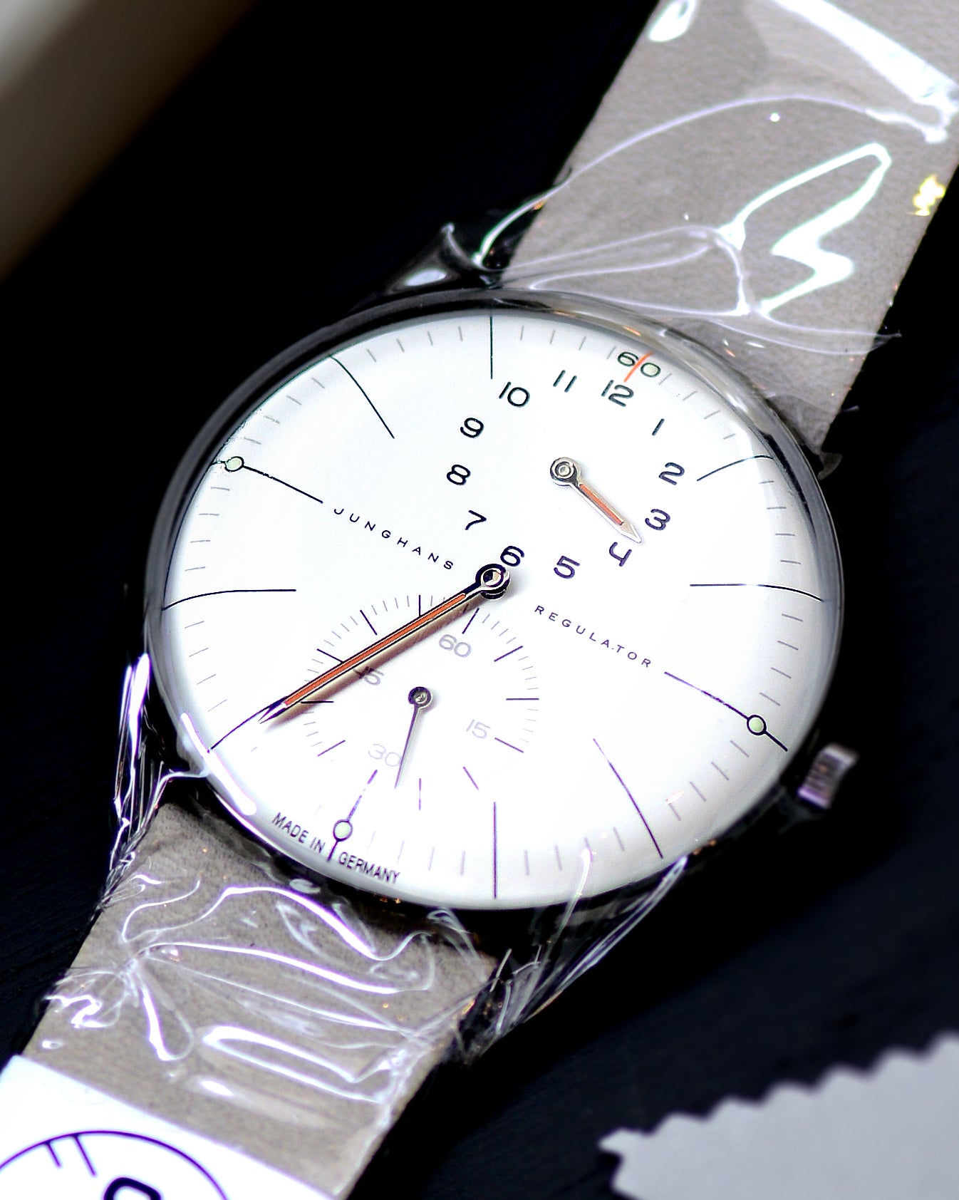 นาฬิกา Junghans (นาฬิกายังไม่เคยถูกใช้งาน) Max Bill Regulator Edition 60 (Limited Edition 1060pcs) หน้าปัดสีขาว สายหนังแท้ หัวเข็มขัดแท้ กล่องใบครบ Automatic ขนาด 38 mm