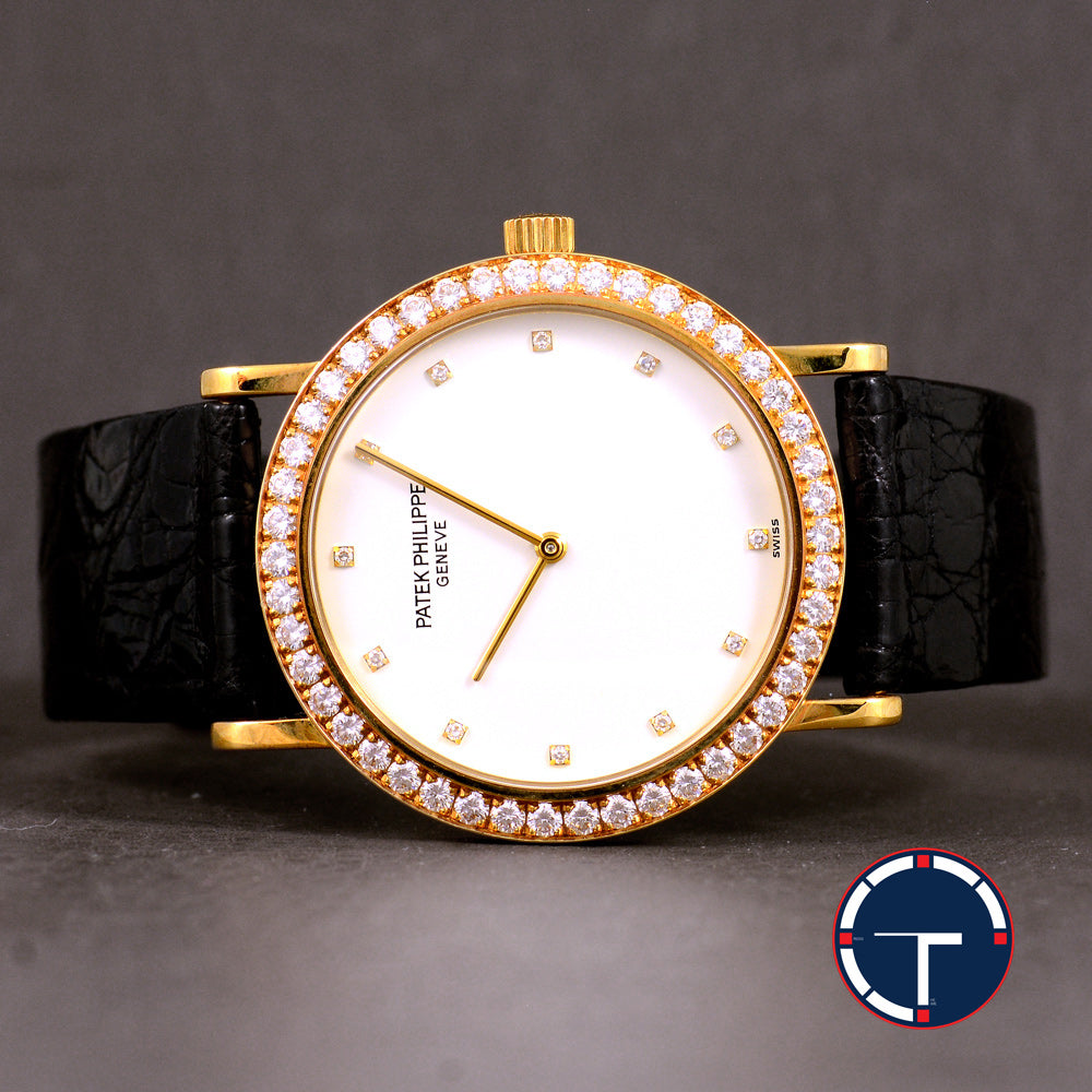 นาฬิกา Patek Philippe Calatrava Ref.5006 หน้าปัดสีขาว หลักชั่วโมงเพรชเล็กแท้ ขอบเพชรแท้ ตัวเรือนทองคำ18K สายหนังแท้ หัวเข็มขัดแท้ ไขลาน ขนาด 33.5 mm