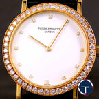 นาฬิกา Patek Philippe Calatrava Ref.5006 หน้าปัดสีขาว หลักชั่วโมงเพรชเล็กแท้ ขอบเพชรแท้ ตัวเรือนทองคำ18K สายหนังแท้ หัวเข็มขัดแท้ ไขลาน ขนาด 33.5 mm