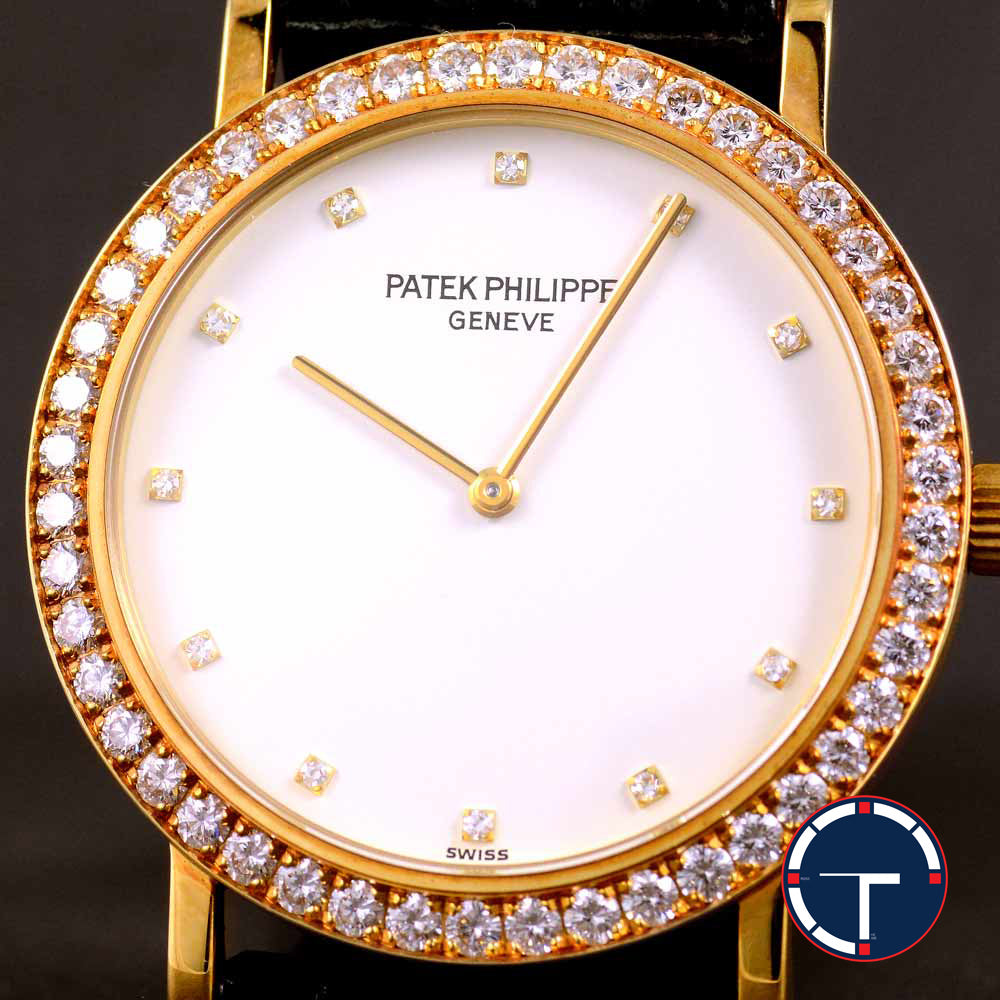 นาฬิกา Patek Philippe Calatrava Ref.5006 หน้าปัดสีขาว หลักชั่วโมงเพรชเล็กแท้ ขอบเพชรแท้ ตัวเรือนทองคำ18K สายหนังแท้ หัวเข็มขัดแท้ ไขลาน ขนาด 33.5 mm