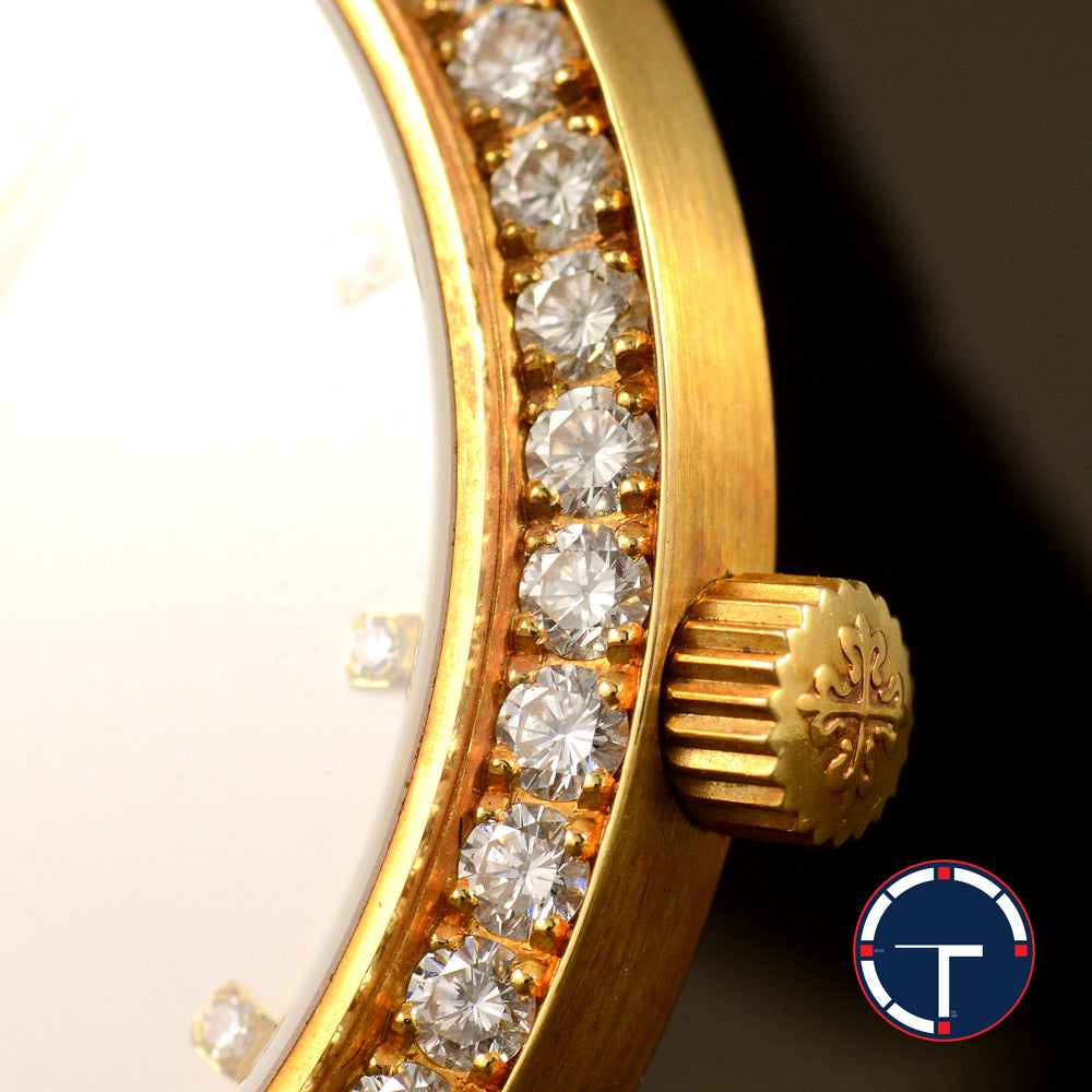 นาฬิกา Patek Philippe Calatrava Ref.5006 หน้าปัดสีขาว หลักชั่วโมงเพรชเล็กแท้ ขอบเพชรแท้ ตัวเรือนทองคำ18K สายหนังแท้ หัวเข็มขัดแท้ ไขลาน ขนาด 33.5 mm