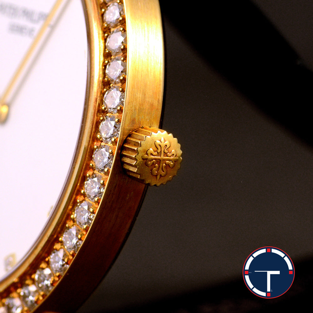 นาฬิกา Patek Philippe Calatrava Ref.5006 หน้าปัดสีขาว หลักชั่วโมงเพรชเล็กแท้ ขอบเพชรแท้ ตัวเรือนทองคำ18K สายหนังแท้ หัวเข็มขัดแท้ ไขลาน ขนาด 33.5 mm