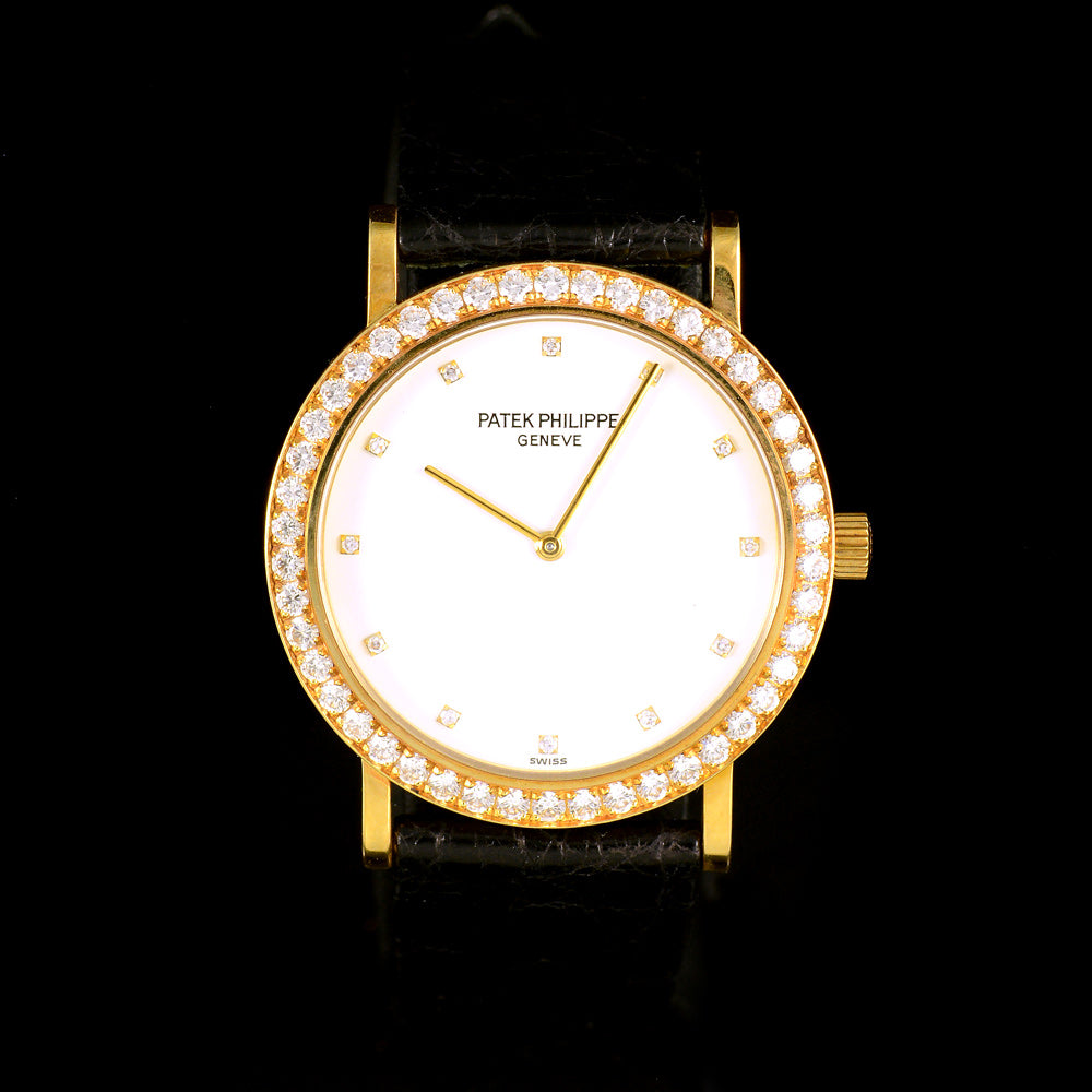 นาฬิกา Patek Philippe Calatrava Ref.5006 หน้าปัดสีขาว หลักชั่วโมงเพรชเล็กแท้ ขอบเพชรแท้ ตัวเรือนทองคำ18K สายหนังแท้ หัวเข็มขัดแท้ ไขลาน ขนาด 33.5 mm